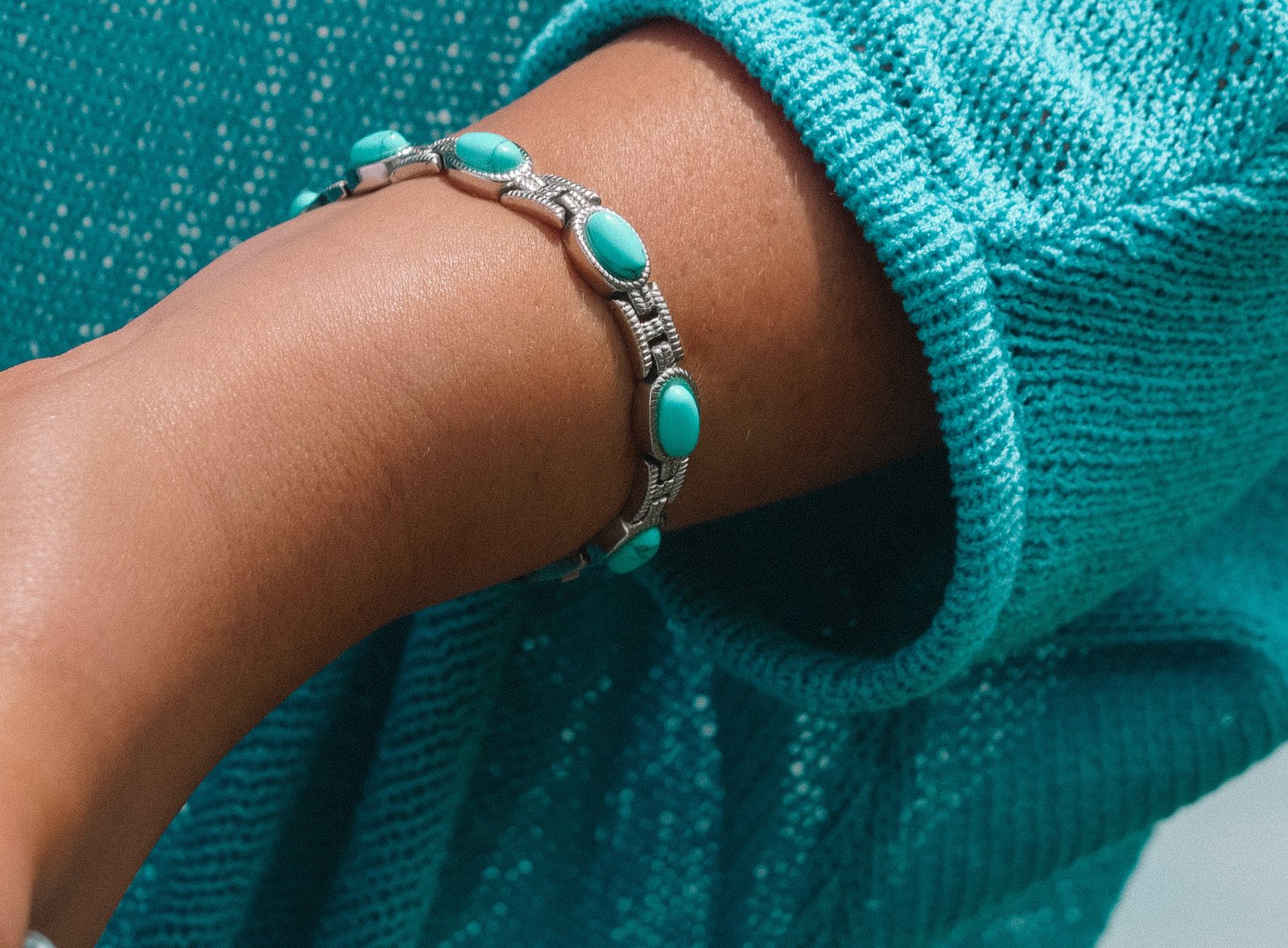 Bracelet turquoise porté avec une maille bleu-vert